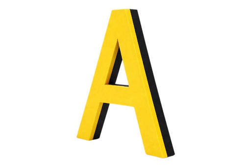 Letra corpórea impresa en 3D PLA con frontal amarillo y trasera negra en fondo blanco