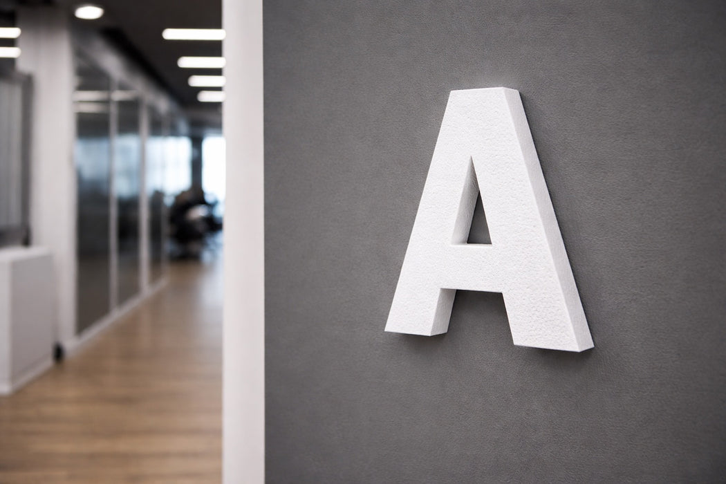 Letra corpórea impresa en 3D color blanco PLA con fondo de interior