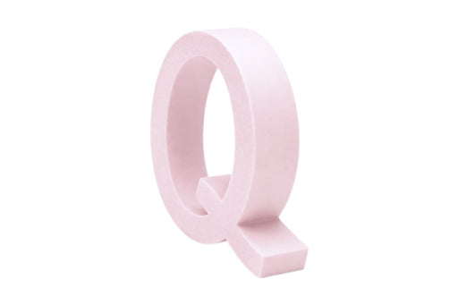Letra corpórea inclinada impresa en 3D color rosa pastel PLA con fondo blanco