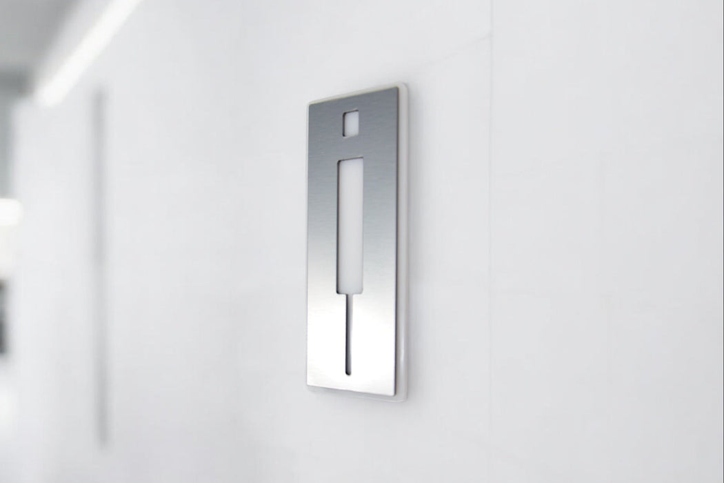 Placa Plateada de Aseo