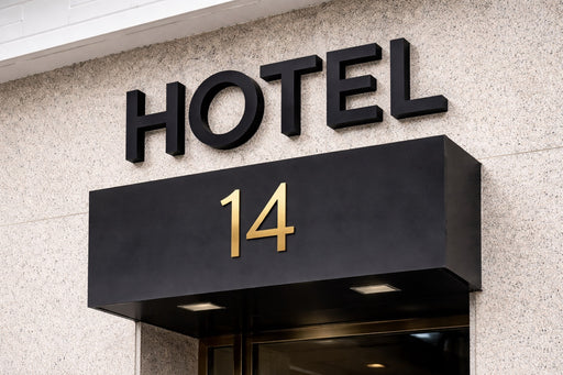 Rótulo exterior de la palabra "HOTEL" impreso en PETG Negro en fachada