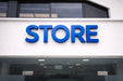 Rótulo exterior de la palabra "STORE" impreso en PETG Azul en fachada