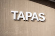 Rótulo exterior de la palabra "TAPAS" impreso en PETG Blanco en fachada